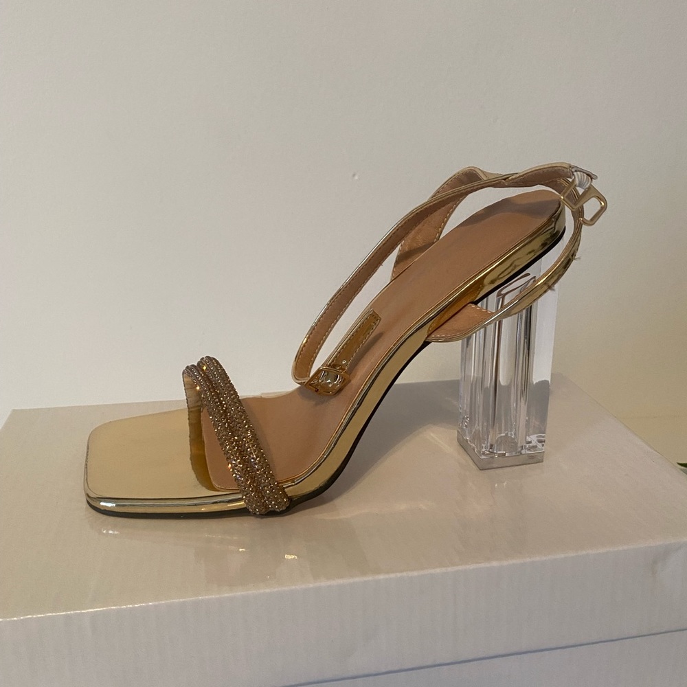 Blocked gold heel